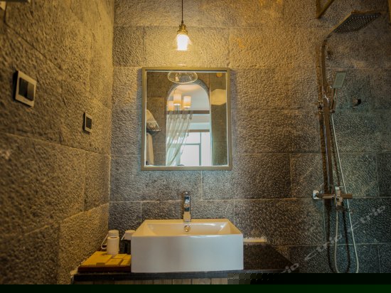 正面180°临水阳台海景大床房