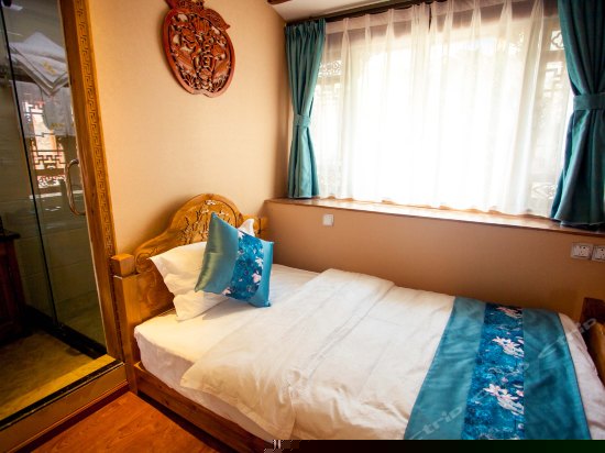 二楼豪华墨韵家庭房