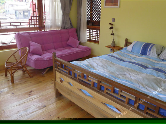 悠然云飘大床房