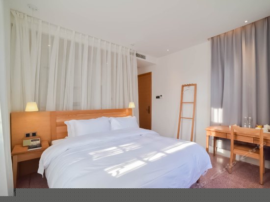 301三面远眺园景大床房