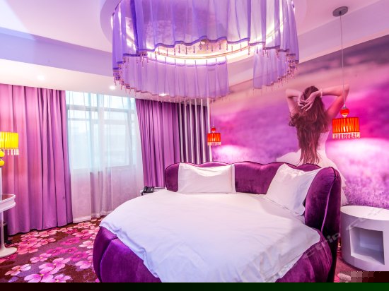 粉红世家主题圆床房