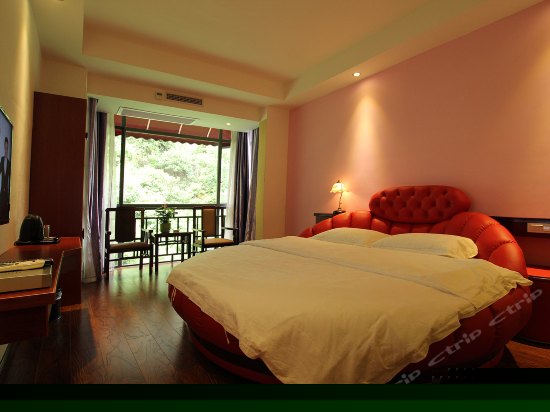 豪华蜜月圆床房