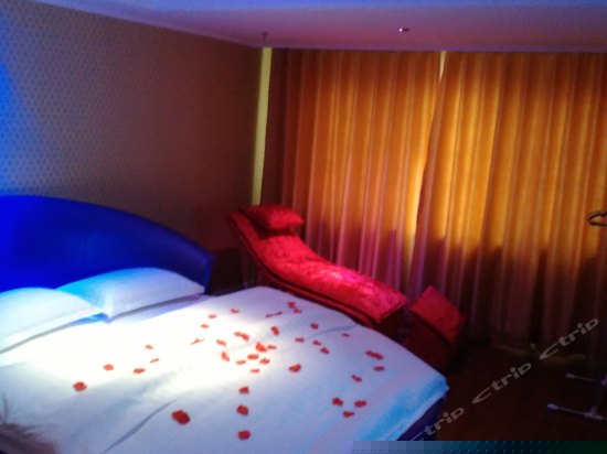 紫色海景电动圆床房