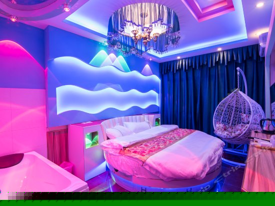 情侣浴缸圆床房