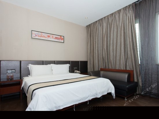 情侣豪华大床房