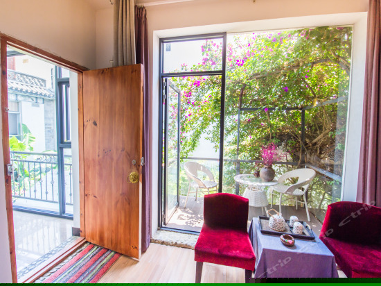 姮娥归阳台大床房