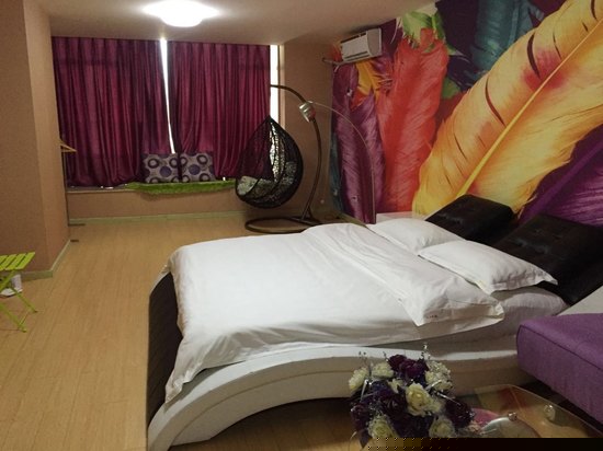 五彩羽毛经典大床房