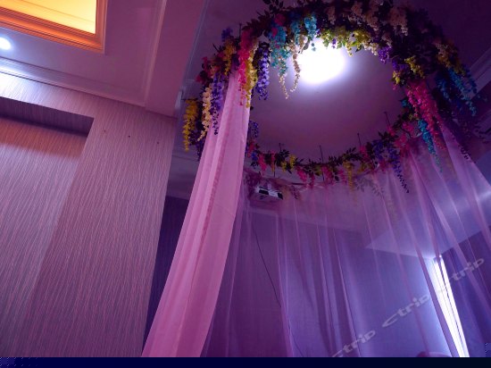 龙猫浪漫主题影院房