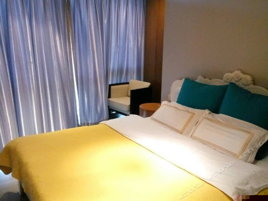 城景温馨大床房