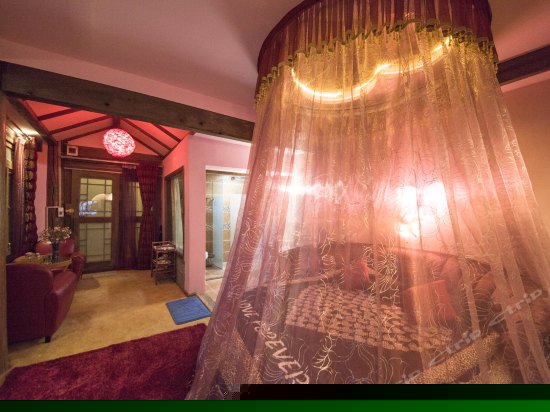 精品蜜月圆床房