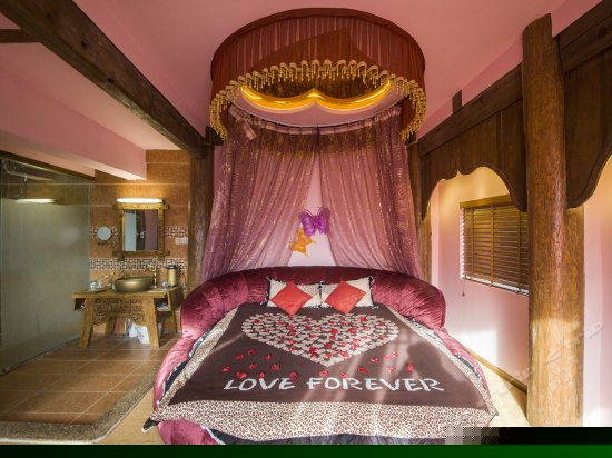 精品蜜月圆床房