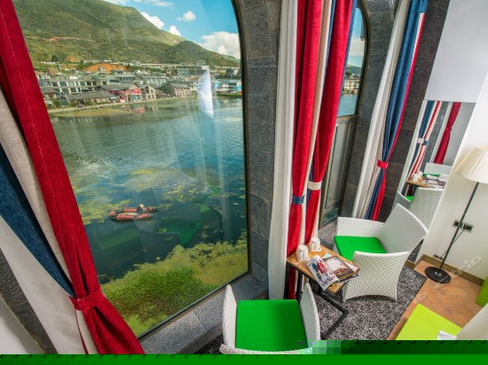 侧面落地窗海景大床房