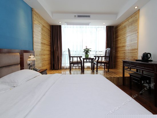 豪华阳台大床房