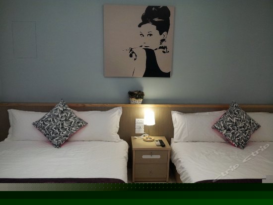 现代风双大床双人房