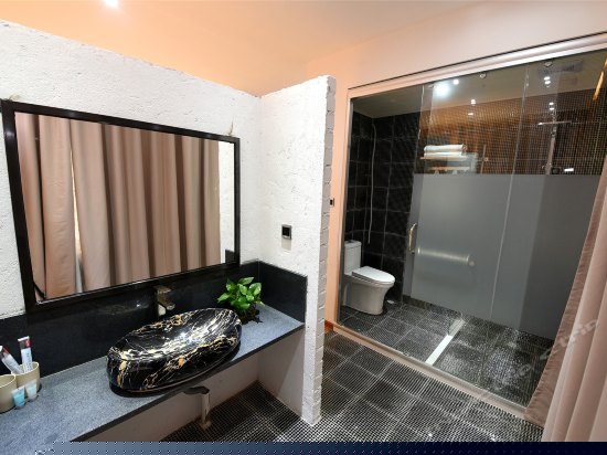 浪漫浴缸大床房