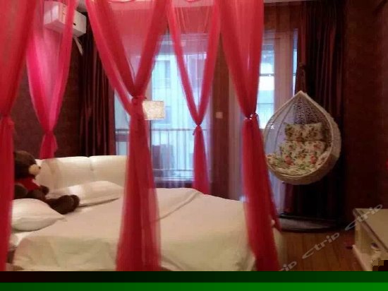 浪漫情侣圆床房