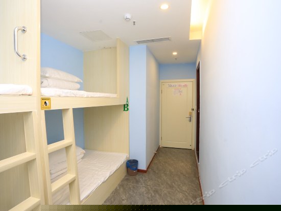 男生四人床位间(独卫)(无窗)