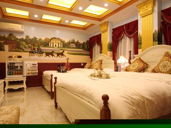 温馨宫廷家庭房