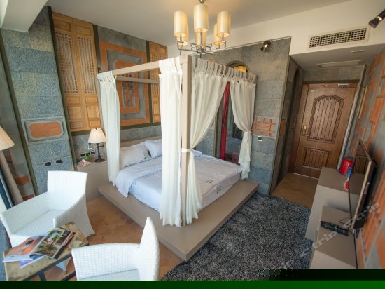 侧面落地窗海景大床房