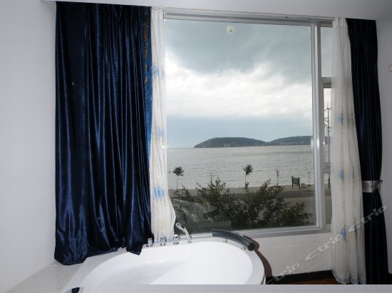 温馨情侣全海景圆床房