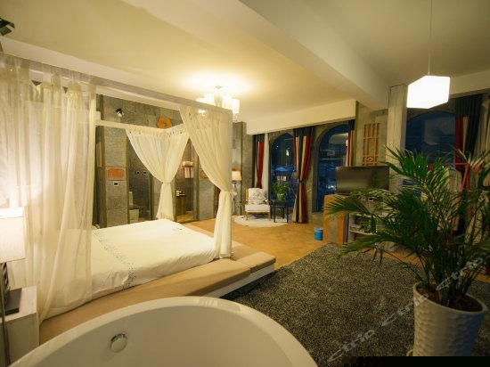 正面270°临水复式阳台海景大床房