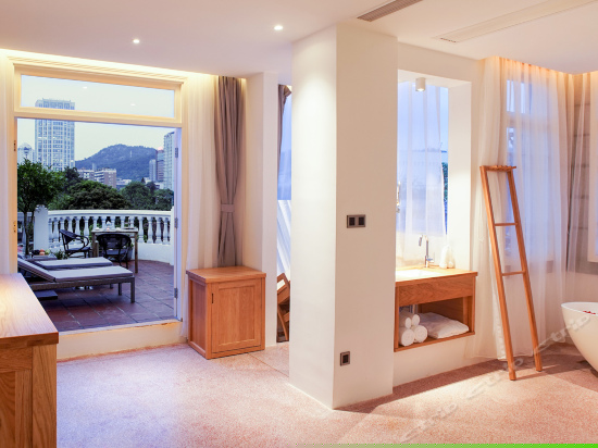 1号至尊露台浴缸大床房