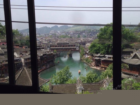 江景蜜月圆床房