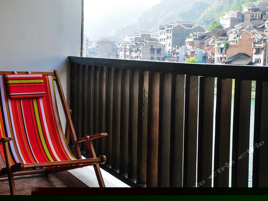 阳台河景大床房A