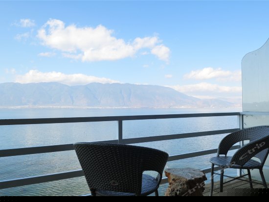 一楼两面临海带阳台海景大床间