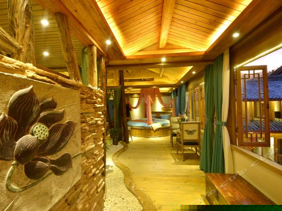 温馨情侣圆床房