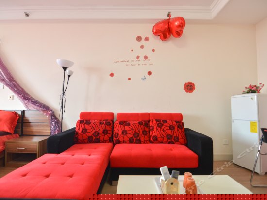 红色梦幻主题婚庆大床房