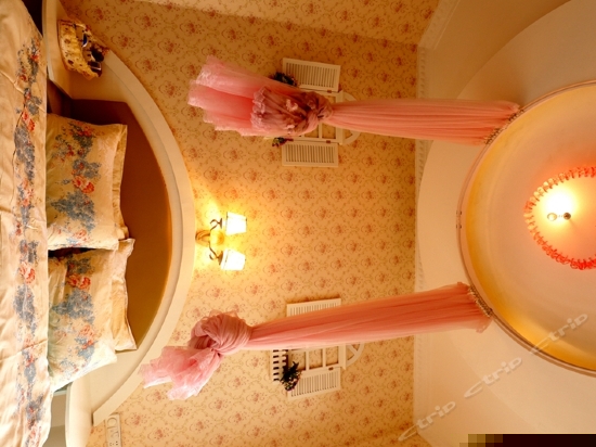 浪漫主题情侣圆床房