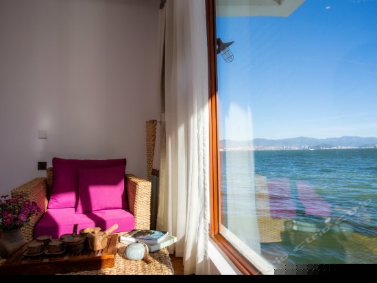 180度豪华海景亲水大床房