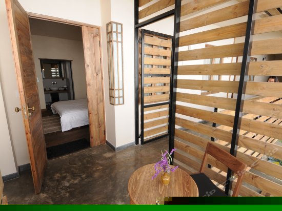 此喜二楼阳台大床房