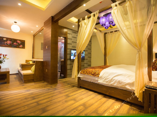 二楼东南亚大床