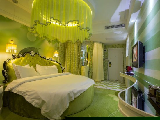 绿色森林主题圆床房