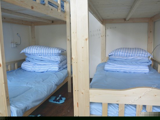 女生四人床位间