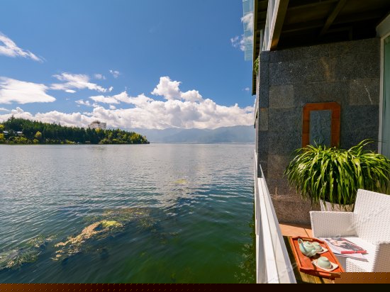 正面180°临水阳台海景大床房