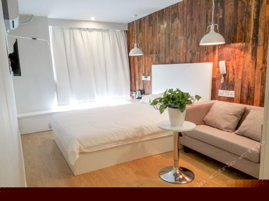 阳光豪华大床房