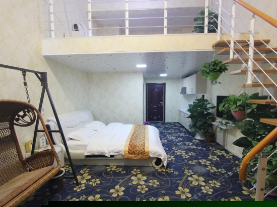 豪华庭院家庭复式房