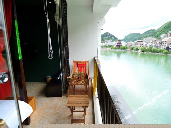 阳台河景大床房A