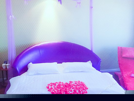 紫色海景电动圆床房