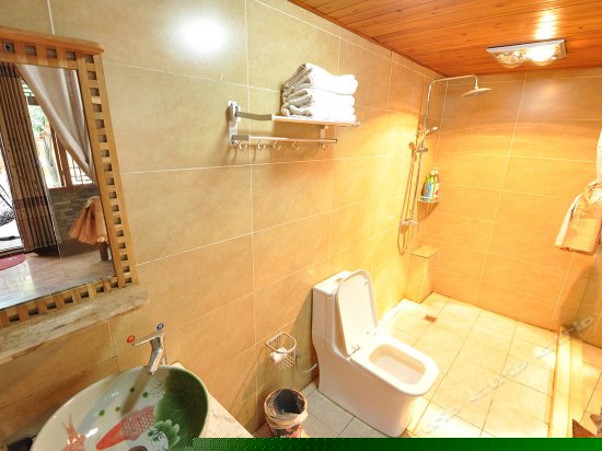 阳光大床房（芳草阁）