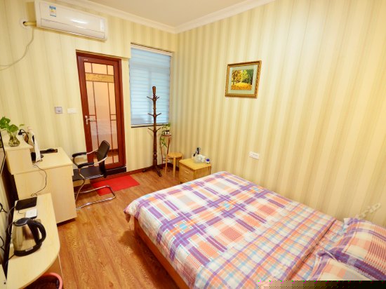 温馨舒适电脑房