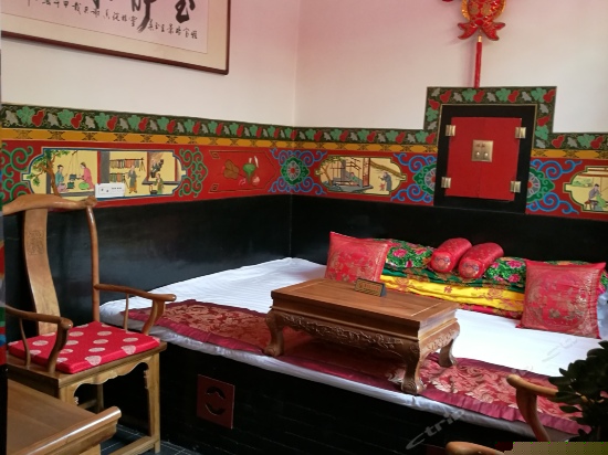 豪华民俗三人土炕间