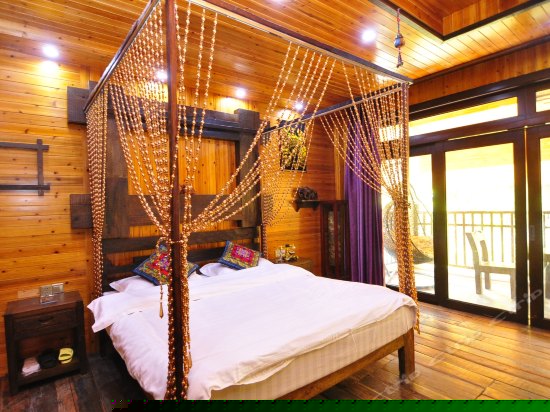 豪华蜜月大床房