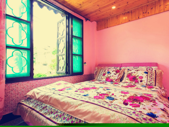 临河现代景观大床房