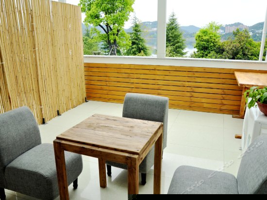 晴日湖景大床房