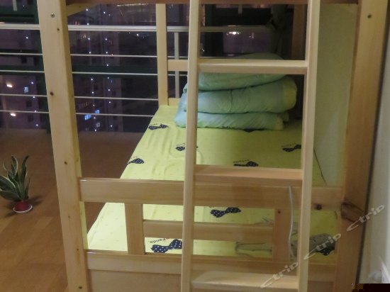 男生江景兄弟伙四人床位间