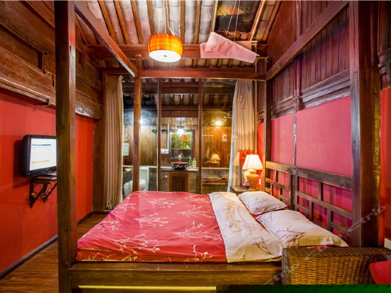 浪漫玫瑰红色蜜月天窗大床房